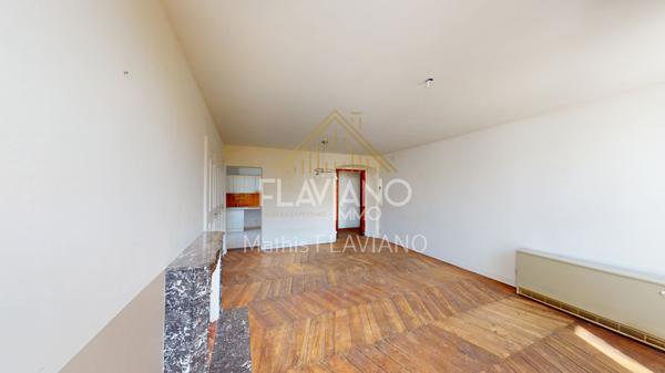 VILLA MEXICAINE - TERRAIN CONSTRUCTIBLE - CENTRE-VILLE - BARCELONNETTE FLAVIANO-IMMO vous propose, en plein centre de Barcelonnette , cette villa de style mexicain édifiée sur quatre niveaux , implantée sur un terrain d'agrément avec une parcelle de terrain constructible .
