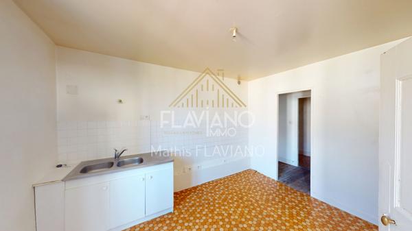 VILLA MEXICAINE - TERRAIN CONSTRUCTIBLE - CENTRE-VILLE - BARCELONNETTE FLAVIANO-IMMO vous propose, en plein centre de Barcelonnette , cette villa de style mexicain édifiée sur quatre niveaux , implantée sur un terrain d'agrément avec une parcelle de terrain constructible .