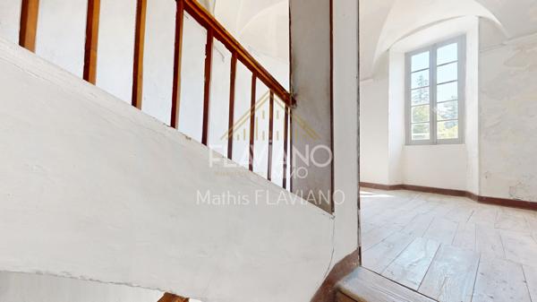 VILLA MEXICAINE - TERRAIN CONSTRUCTIBLE - CENTRE-VILLE - BARCELONNETTE FLAVIANO-IMMO vous propose, en plein centre de Barcelonnette , cette villa de style mexicain édifiée sur quatre niveaux , implantée sur un terrain d'agrément avec une parcelle de terrain constructible .