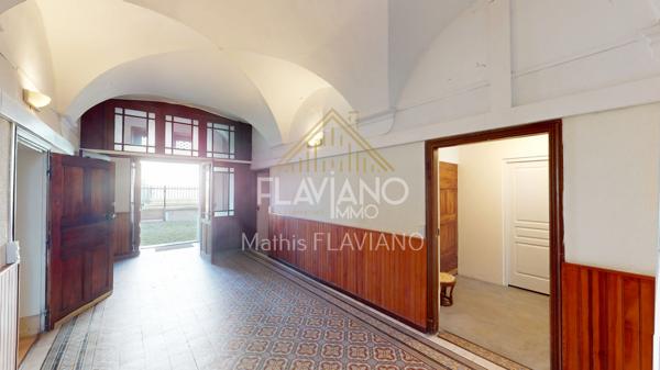 VILLA MEXICAINE - TERRAIN CONSTRUCTIBLE - CENTRE-VILLE - BARCELONNETTE FLAVIANO-IMMO vous propose, en plein centre de Barcelonnette , cette villa de style mexicain édifiée sur quatre niveaux , implantée sur un terrain d'agrément avec une parcelle de terrain constructible .