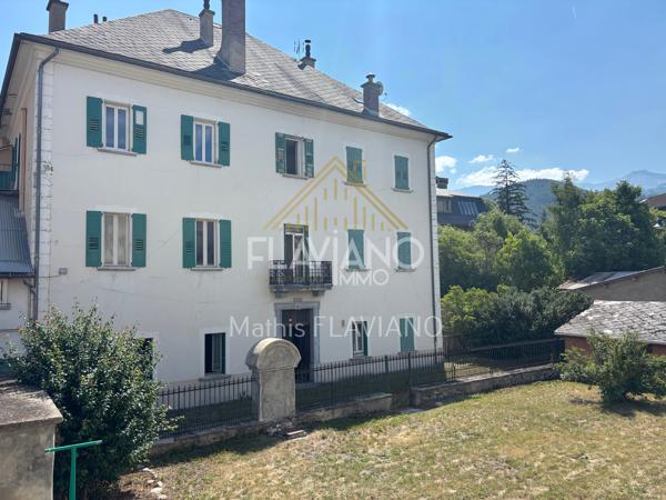 VILLA MEXICAINE - TERRAIN CONSTRUCTIBLE - CENTRE-VILLE - BARCELONNETTE FLAVIANO-IMMO vous propose, en plein centre de Barcelonnette , cette villa de style mexicain édifiée sur quatre niveaux , implantée sur un terrain d'agrément avec une parcelle de terrain constructible .