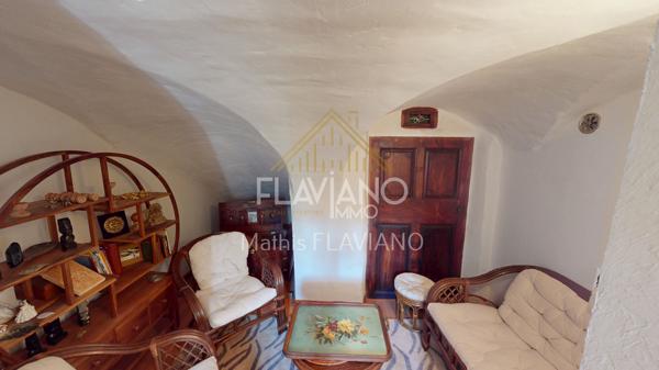 VILLA MEXICAINE - TERRAIN CONSTRUCTIBLE - CENTRE-VILLE - BARCELONNETTE FLAVIANO-IMMO vous propose, en plein centre de Barcelonnette , cette villa de style mexicain édifiée sur quatre niveaux , implantée sur un terrain d'agrément avec une parcelle de terrain constructible .