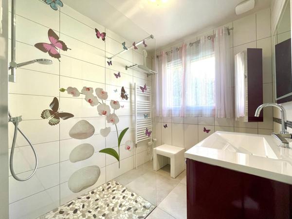 Maison spacieuse et conviviale avec véranda