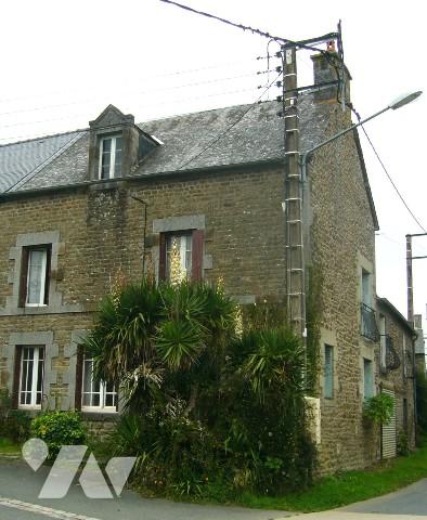 Dans une village des bords de Rance  entre SAINT MALO et DINAN, une propriété en pierres à rénover.