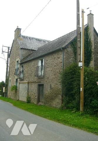 Dans une village des bords de Rance  entre SAINT MALO et DINAN, une propriété en pierres à rénover.
