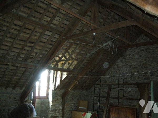Dans une village des bords de Rance  entre SAINT MALO et DINAN, une propriété en pierres à rénover.