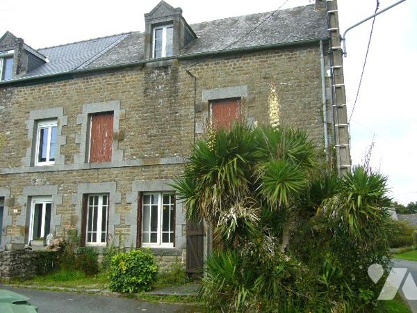 Dans une village des bords de Rance  entre SAINT MALO et DINAN, une propriété en pierres à rénover.