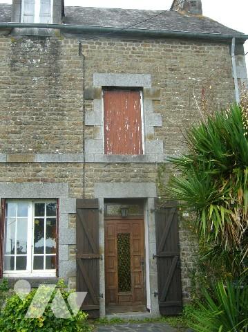 Dans une village des bords de Rance  entre SAINT MALO et DINAN, une propriété en pierres à rénover.