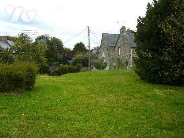 Dans une village des bords de Rance  entre SAINT MALO et DINAN, une propriété en pierres à rénover.