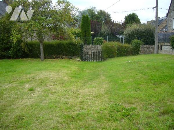 Dans une village des bords de Rance  entre SAINT MALO et DINAN, une propriété en pierres à rénover.