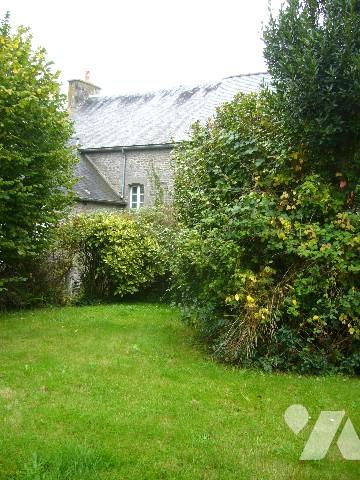 Dans une village des bords de Rance  entre SAINT MALO et DINAN, une propriété en pierres à rénover.