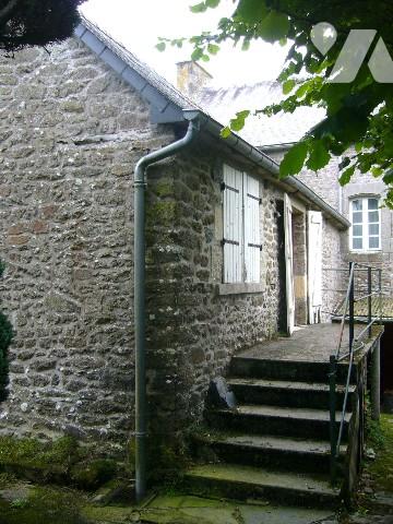Dans une village des bords de Rance  entre SAINT MALO et DINAN, une propriété en pierres à rénover.