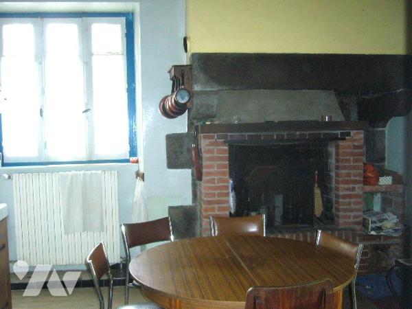 Dans une village des bords de Rance  entre SAINT MALO et DINAN, une propriété en pierres à rénover.