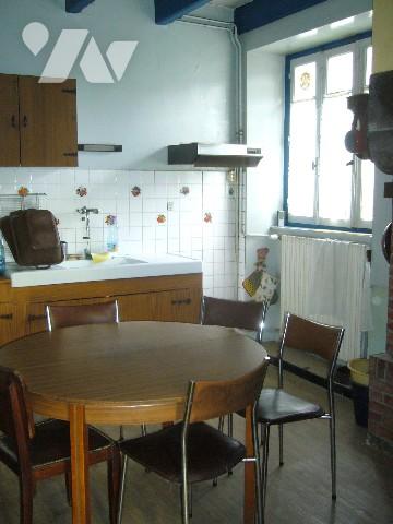 Dans une village des bords de Rance  entre SAINT MALO et DINAN, une propriété en pierres à rénover.