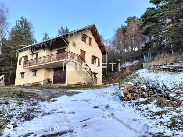 Maison de 238m² surface au sol( 124m² loi carrez )avec terrasse, garage de 89m², sur 2585m² de terrain