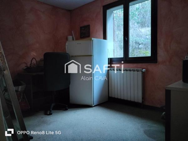 Maison de 238m² surface au sol( 124m² loi carrez )avec terrasse, garage de 89m², sur 2585m² de terrain