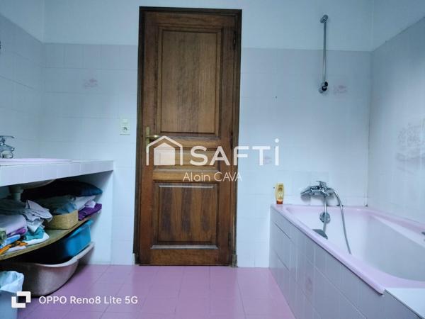 Maison de 238m² surface au sol( 124m² loi carrez )avec terrasse, garage de 89m², sur 2585m² de terrain