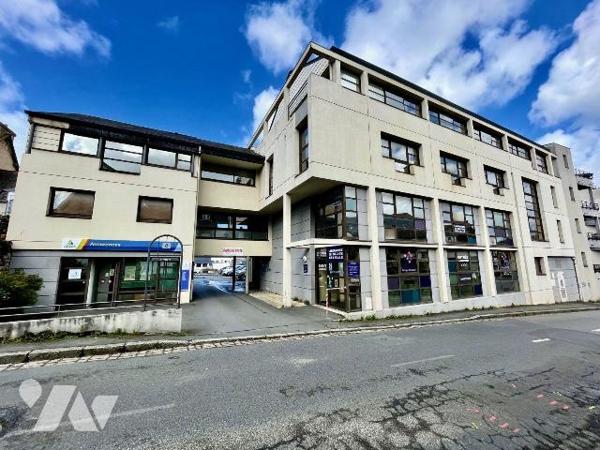 LANNION Hyper centre.
Immeuble de rapport construit en 1994.
Environ 1000 m² de locaux sur un...