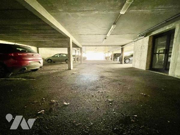 LANNION Hyper centre.
Immeuble de rapport construit en 1994.
Environ 1000 m² de locaux sur un...