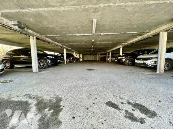 LANNION Hyper centre.
Immeuble de rapport construit en 1994.
Environ 1000 m² de locaux sur un...