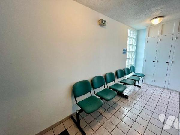 LANNION Hyper centre.
Immeuble de rapport construit en 1994.
Environ 1000 m² de locaux sur un...