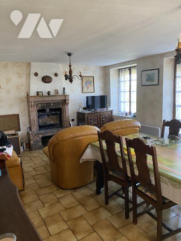 MAISON EN PIERRES AVEC BATIMENT ET TERRAIN