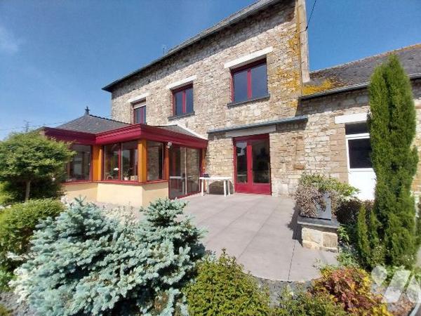 Au sud de VITRE, dans un petit hameau, A VENDRE belle maison en pierres et ses dépendances.
La...