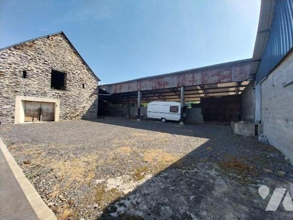 Au sud de VITRE, dans un petit hameau, A VENDRE belle maison en pierres et ses dépendances.
La...