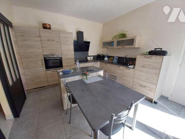 Au sud de VITRE, dans un petit hameau, A VENDRE belle maison en pierres et ses dépendances.
La...