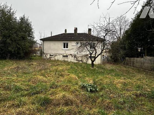 Pavillon sur sous-sol comprenant au rez-de-chaussée : Une entrée desservant un salon-salle à ma...