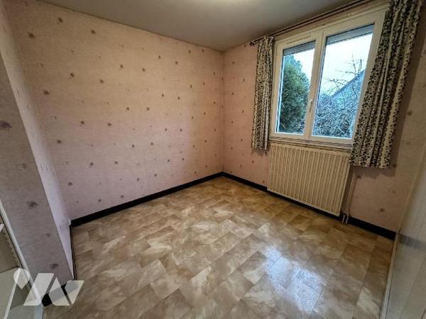 Pavillon sur sous-sol comprenant au rez-de-chaussée : Une entrée desservant un salon-salle à ma...