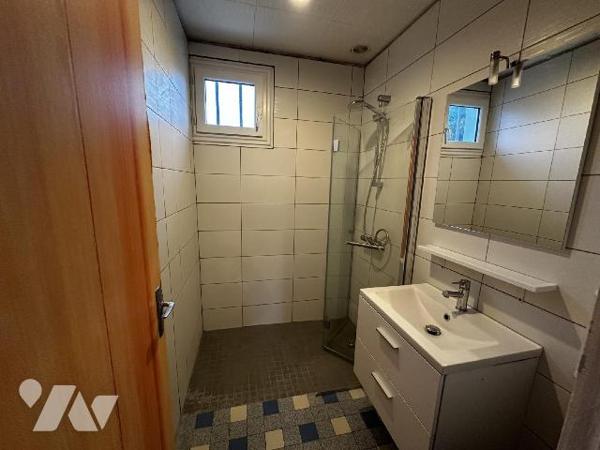 Pavillon sur sous-sol comprenant au rez-de-chaussée : Une entrée desservant un salon-salle à ma...