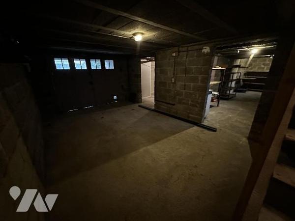 Pavillon sur sous-sol comprenant au rez-de-chaussée : Une entrée desservant un salon-salle à ma...