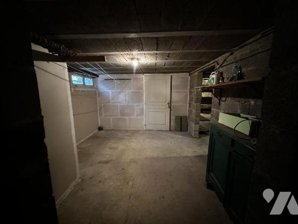 Pavillon sur sous-sol comprenant au rez-de-chaussée : Une entrée desservant un salon-salle à ma...