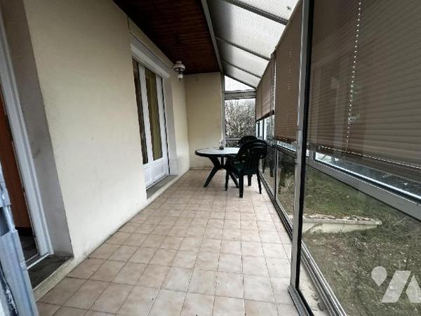 Pavillon sur sous-sol comprenant au rez-de-chaussée : Une entrée desservant un salon-salle à ma...