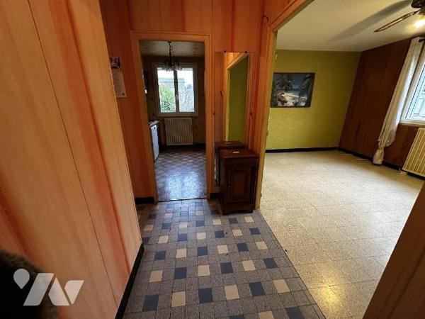 Pavillon sur sous-sol comprenant au rez-de-chaussée : Une entrée desservant un salon-salle à ma...