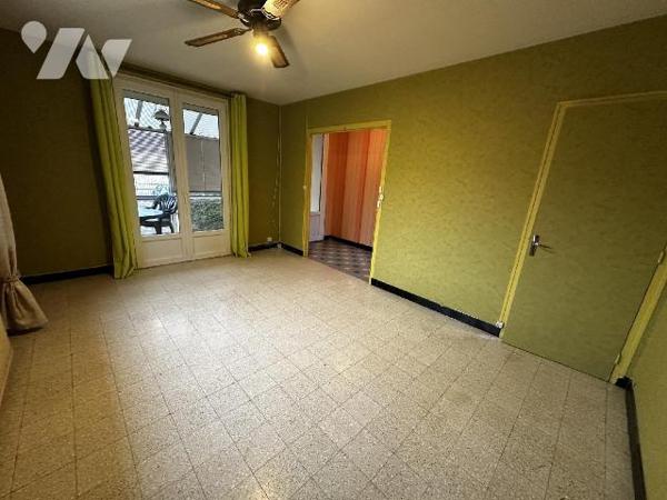 Pavillon sur sous-sol comprenant au rez-de-chaussée : Une entrée desservant un salon-salle à ma...