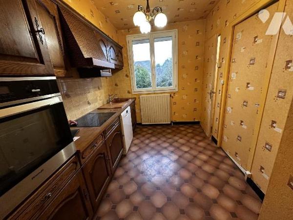 Pavillon sur sous-sol comprenant au rez-de-chaussée : Une entrée desservant un salon-salle à ma...