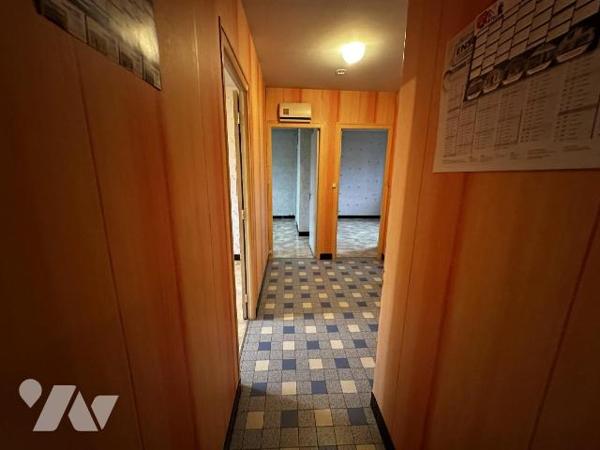 Pavillon sur sous-sol comprenant au rez-de-chaussée : Une entrée desservant un salon-salle à ma...