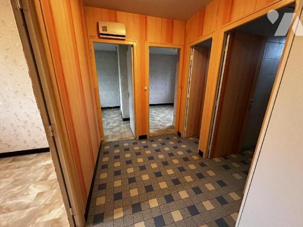 Pavillon sur sous-sol comprenant au rez-de-chaussée : Une entrée desservant un salon-salle à ma...