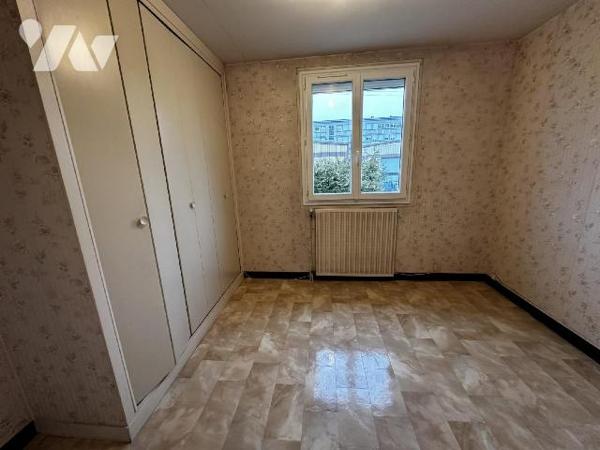 Pavillon sur sous-sol comprenant au rez-de-chaussée : Une entrée desservant un salon-salle à ma...