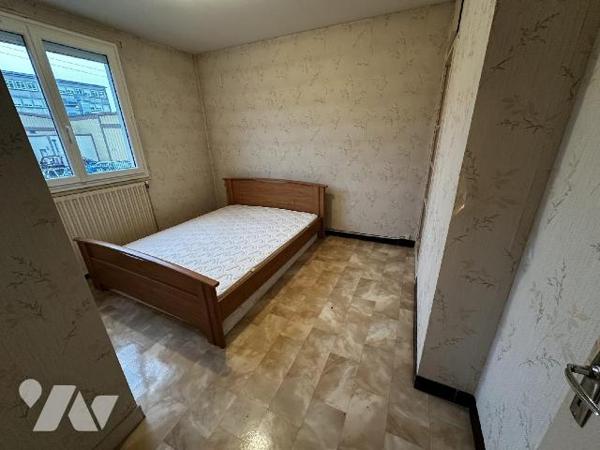 Pavillon sur sous-sol comprenant au rez-de-chaussée : Une entrée desservant un salon-salle à ma...