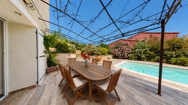 BASTIDE  Rénovée - 190 m²  4 Chambres - terrain clos et arboré de 600 m² avec belle Piscine 