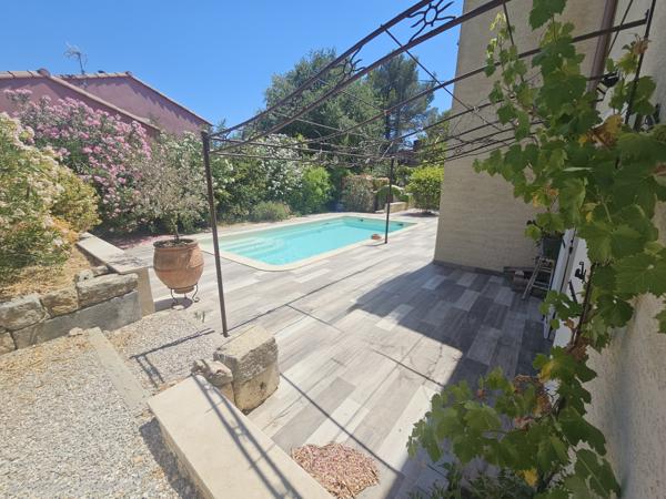 BASTIDE  Rénovée - 190 m²  4 Chambres - terrain clos et arboré de 600 m² avec belle Piscine 