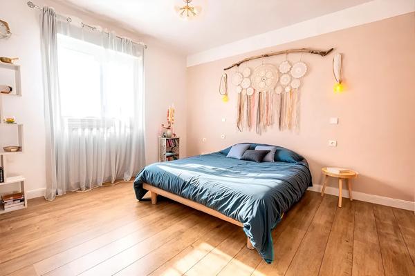 Plain-pied lumineux avec jardin paisible