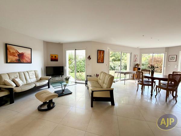 Maison à vendre Sautron - 5 pièces, 106m² avec 3 chambre(s) à 499 000€ - AJP Immobilier Sautron