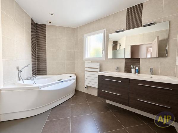 Maison à vendre Sautron - 5 pièces, 106m² avec 3 chambre(s) à 499 000€ - AJP Immobilier Sautron