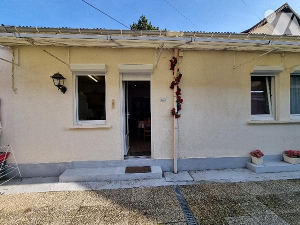 Appartement en plain pied situé dans une petite copropriété, proche de la mer et des commerces.