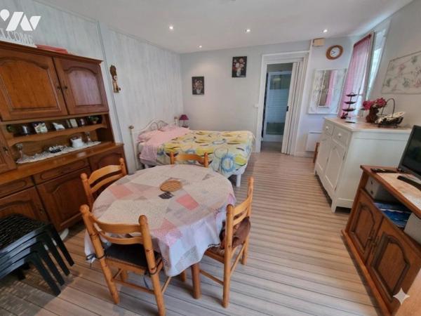 Appartement en plain pied situé dans une petite copropriété, proche de la mer et des commerces.