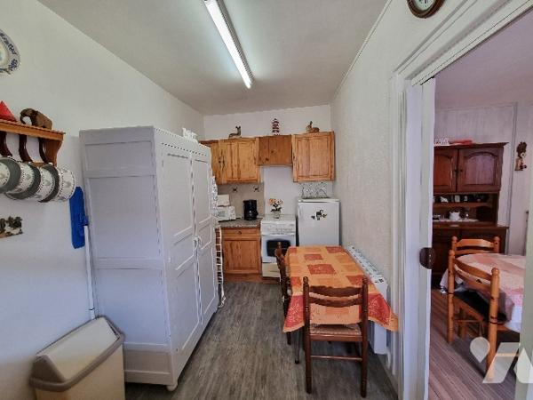 Appartement en plain pied situé dans une petite copropriété, proche de la mer et des commerces.